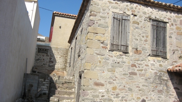 Πέτρινη οικία προς πώληση στην Ερεσό Λέσβου.