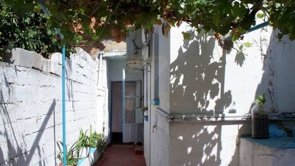 Πωλείται παλαιά οικία στην Καλλονή Λέσβου.