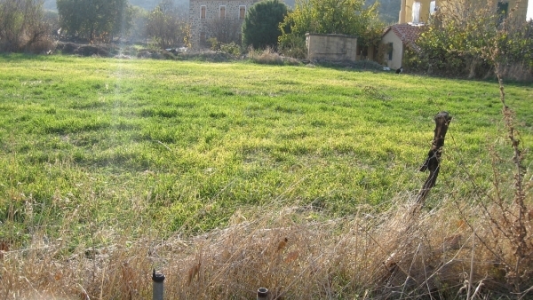 Πωλείται οικία με οικόπεδο στην Ερεσό Λέσβου.