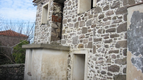 Πωλείται πέτρινη οικία με θέα στη θάλασσα στην Κλειώ Λέσβου.