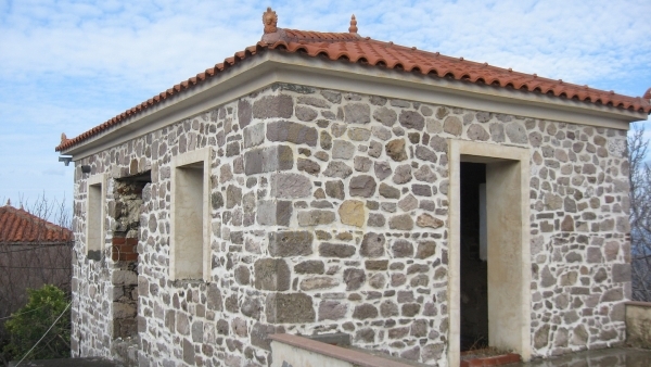 Πωλείται πέτρινη οικία με θέα στη θάλασσα στην Κλειώ Λέσβου.