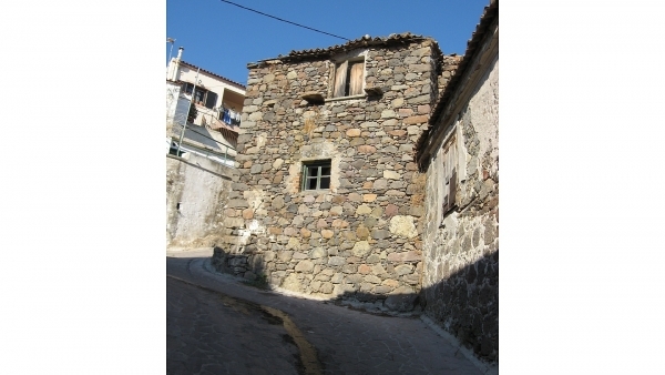 Πωλείται παλιά οικία στον Μεσότοπο Λέσβου.
