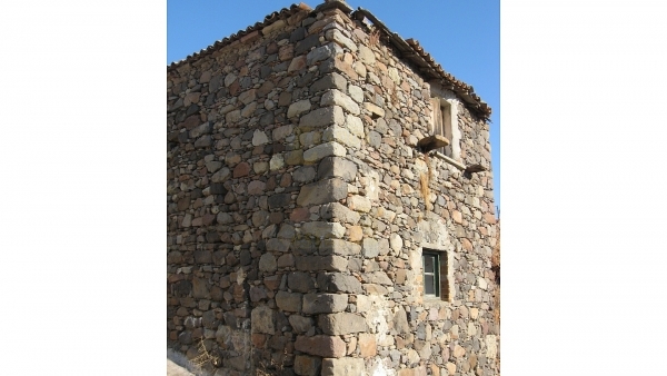 Πωλείται παλιά οικία στον Μεσότοπο Λέσβου.