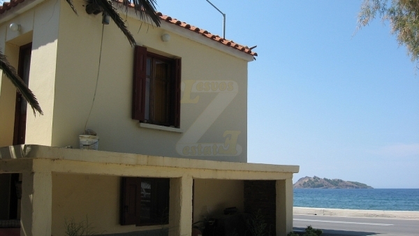 Πωλείται παραθαλάσσια μονοκατοικία στην Πέτρα Λέσβου.