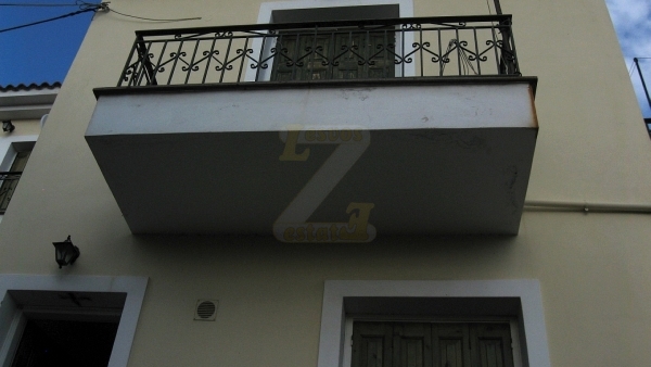 Πωλείται μονοκατοικία στην Πέτρα Λέσβου.
