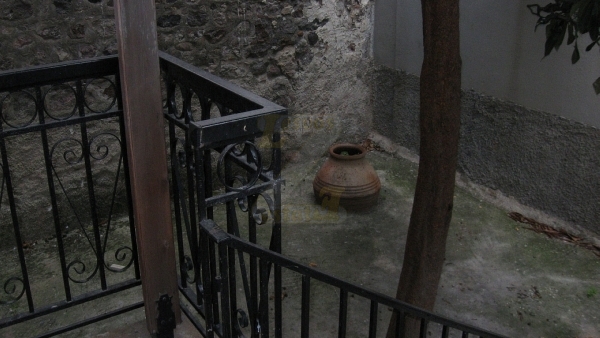 Πωλείται μονοκατοικία στην Πέτρα Λέσβου.