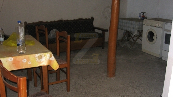 Πωλείται μονοκατοικία στο Πλωμάρι Λέσβου.