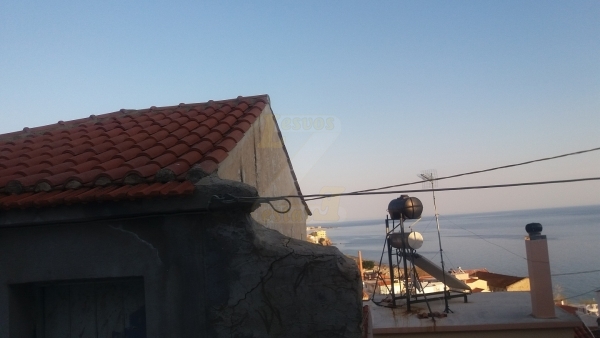 Πωλείται οικία με θέα στη θάλασσα στο Πλωμάρι Λέσβου.