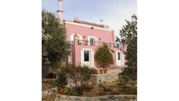 Πωλείται νεόκτιστη βίλα, νεοκλασικού ρυθμού 250 τ.μ., στα Πάμφιλα Λέσβου.