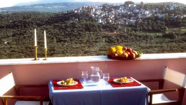 Πωλείται νεόκτιστη βίλα, νεοκλασικού ρυθμού 250 τ.μ., στα Πάμφιλα Λέσβου.