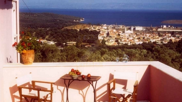 Πωλείται νεόκτιστη βίλα, νεοκλασικού ρυθμού 250 τ.μ., στα Πάμφιλα Λέσβου.