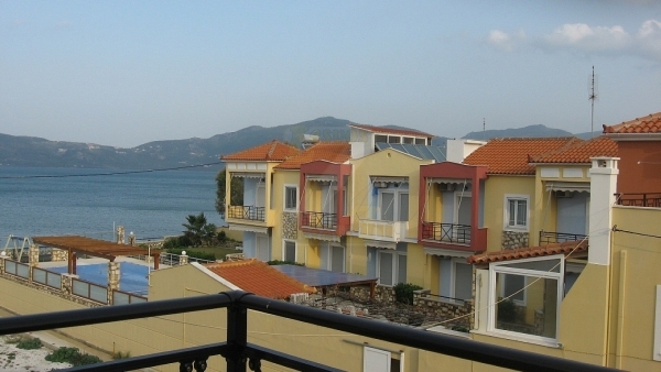 Πωλούνται μεζονέτες στην Ευρειακή Λέσβου.