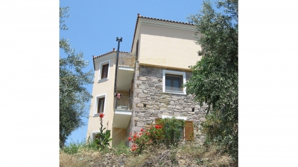 Πωλείται μεζονέτα στην Εφταλού Λέσβου.