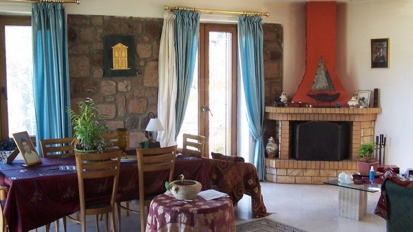 Πωλείται μεζονέτα στην Εφταλού Λέσβου.