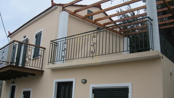 Πωλείται μεζονέτα στο Κάτω Χωριό Πλωμαρίου Λέσβου.