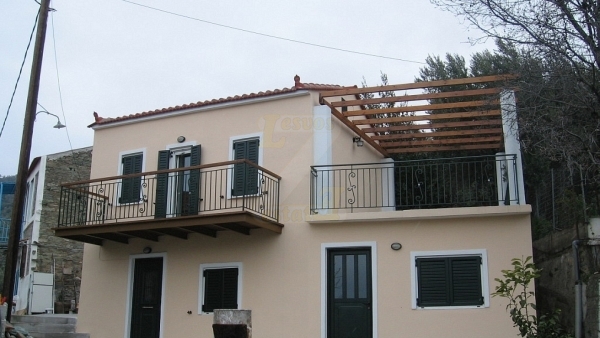 Πωλείται μεζονέτα στο Κάτω Χωριό Πλωμαρίου Λέσβου.