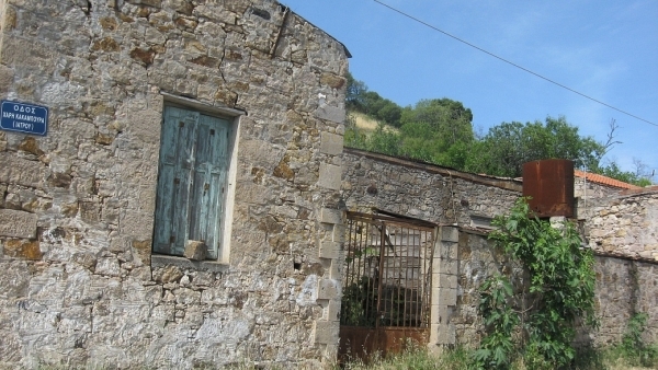 Πωλείται παλιά πέτρινη μονοκατοικία στον Πολιχνίτο Λέσβου.