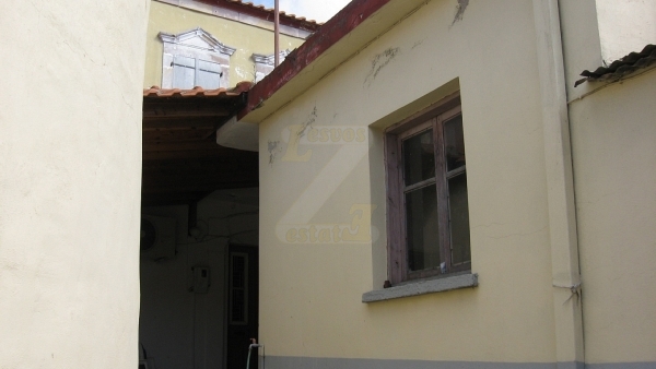 Πωλείται πέτρινη οικία στον Πολιχνίτο Λέσβου.