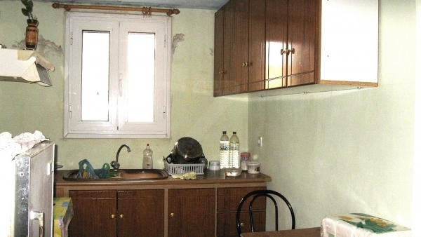 Πωλείται μονοκατοικία σε καλή τιμή στον Πολιχνίτο Λέσβου.