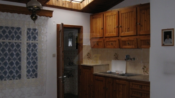 Πωλείται μονοκατοικία στον Πολιχνίτο Λέσβου.