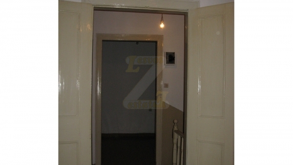 Πωλείται μονοκατοικία στον Πολιχνίτο Λέσβου.