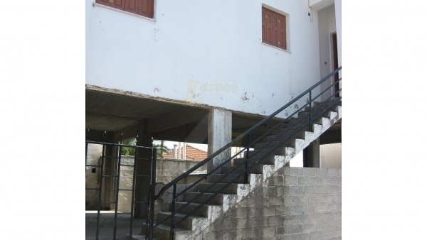 Πωλείται οικία πρώτου ορόφου στην Αγία Παρασκευή Λέσβου.
