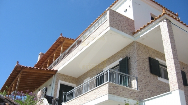 Πωλείται οικία με θέα στην Αγία Παρασκευή Λέσβου.