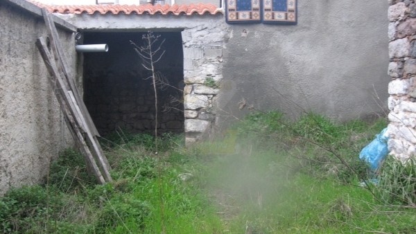 Πωλείται παλαιά πέτρινη οικία στο Σκαλοχώρι Λέσβου.