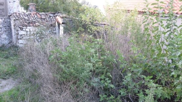 Πωλούνται δύο παλαιές πέτρινες κατοικίες στο Σκαλοχώρι Λέσβου.