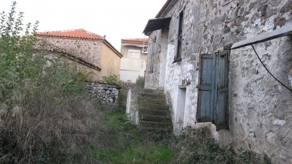 Πωλούνται δύο παλαιές πέτρινες κατοικίες στο Σκαλοχώρι Λέσβου.