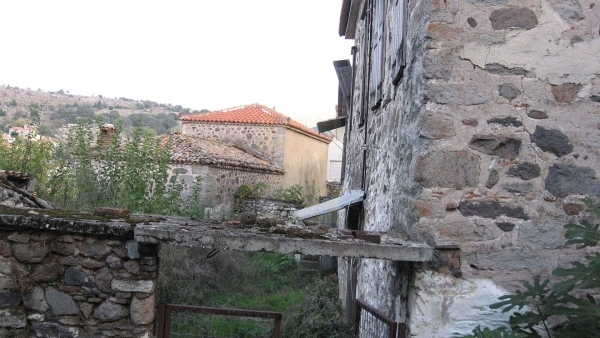 Πωλούνται δύο παλαιές πέτρινες κατοικίες στο Σκαλοχώρι Λέσβου.