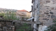 Πωλούνται δύο παλαιές πέτρινες κατοικίες στο Σκαλοχώρι Λέσβου.