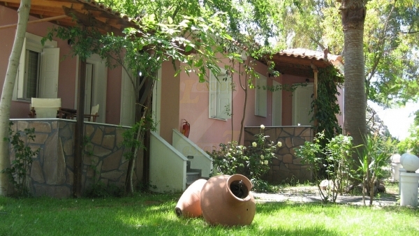 Πωλείται ξενοδοχείο στην Σκάλα Ερεσού Λέσβου. Πωλείται ξενοδοχείο στην Σκάλα Ερεσού Λέσβου.