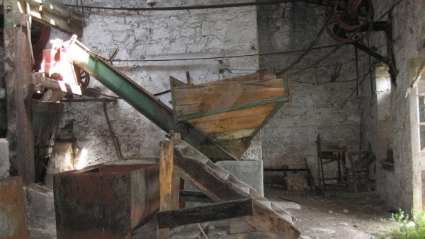 Πωλείται ελαιοτριβείο στον Πολιχνίτο Λέσβου.