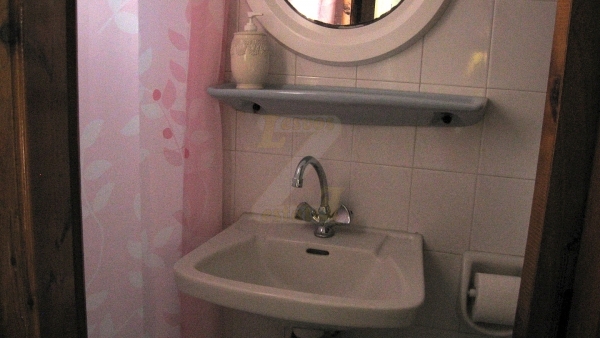 Πωλείται κτήριο στην Πλαζ του Σιγρίου Λέσβου.