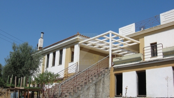 Πωλείται επαγγελματική στέγη στην Σκάλα Συκαμινέας Λέσβου.