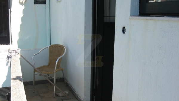 Ενοικιάζεται επιπλωμένο διαμέρισμα στην Σκάλα Ερεσού Λέσβου, με μεγάλο μπαλκόνι.