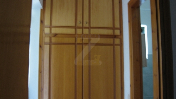 Ενοικιάζεται επιπλωμένο διαμέρισμα στην Σκάλα Ερεσού Λέσβου, με μεγάλο μπαλκόνι.