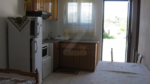 Ενοικιάζεται επιπλωμένο διαμέρισμα στην Σκάλα Ερεσού Λέσβου, με μεγάλο μπαλκόνι.