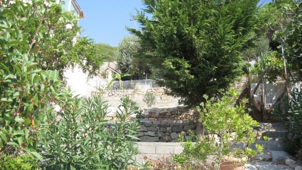 Πωλείται μονοκατοικία, με θέα στην θάλασσα, στα Βατερά Λέσβου.