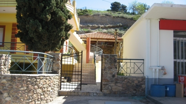 Πωλούνται 2 οροφοδιαμερίσματα στη Βρίσα Λέσβου.