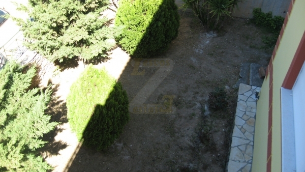 Πωλούνται 2 οροφοδιαμερίσματα στη Βρίσα Λέσβου.