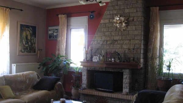 Πωλούνται 2 οροφοδιαμερίσματα στη Βρίσα Λέσβου.