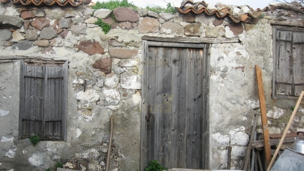 Πωλείται παλαιά μονοκατοικία στην Ερεσό Λέσβου. Πωλείται παλαιά μονοκατοικία στην Ερεσό Λέσβου.